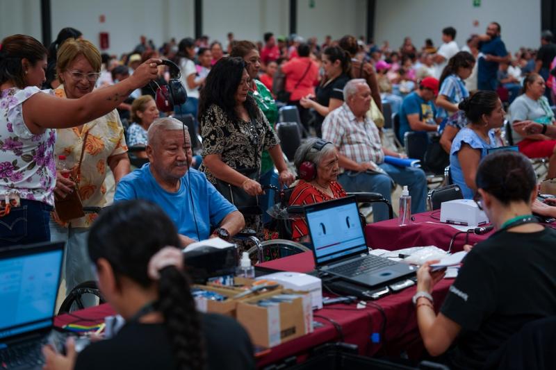 DIF Yucatán entrega aparatos auditivos gratuitos a personas de 31 municipios