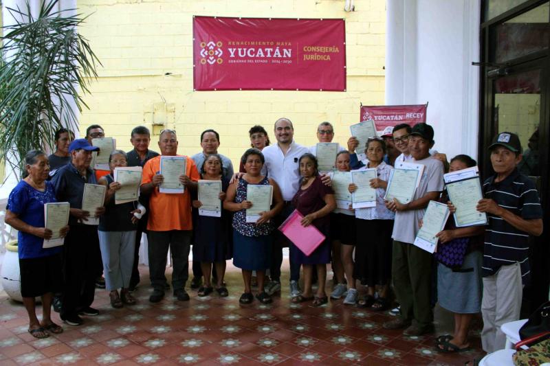 Entrega Consejería Jurídica 17 actas de nacimiento extemporáneas