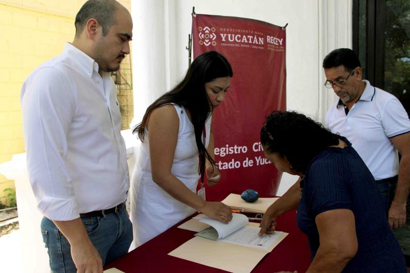 Entrega Consejería Jurídica 17 actas de nacimiento extemporáneas