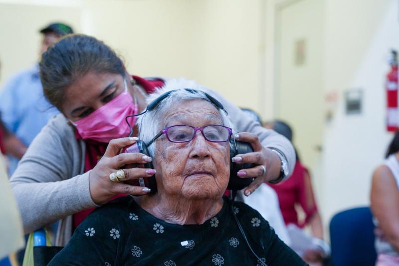 Recuperan más de 2,500 personas capacidad de escuchar y comunicarse