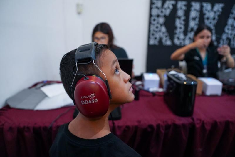 Recuperan más de 2,500 personas capacidad de escuchar y comunicarse