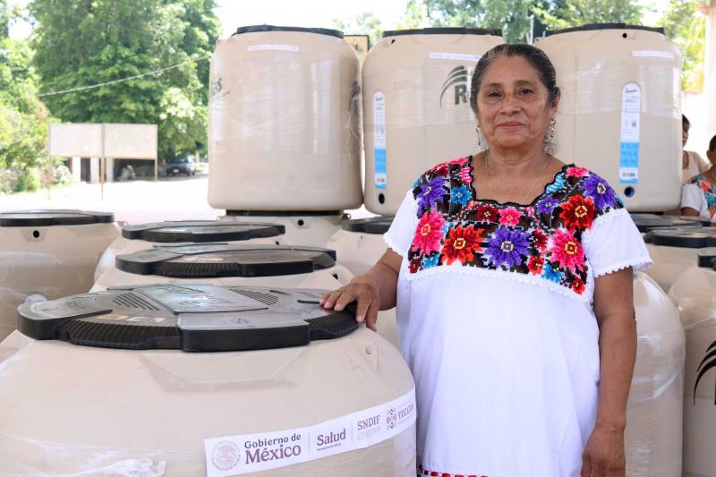 DIF Yucatán entrega tinacos a familias de Kunché para mejorar almacenamiento de agua