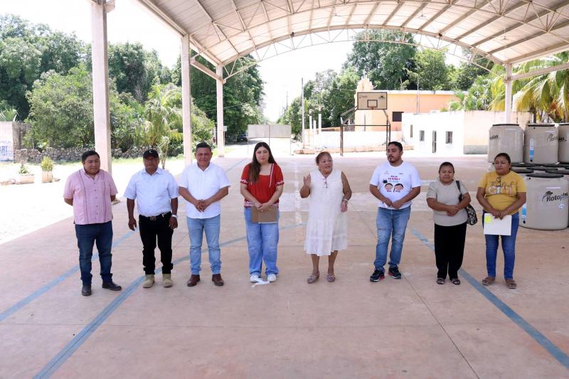 DIF Yucatán entrega tinacos a familias de Kunché para mejorar almacenamiento de agua