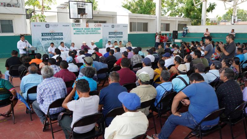 Otorgan recursos para mejorar caminos y sistemas de riego en el campo yucateco