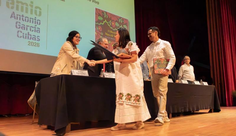 Libro sobre bordado maya de Yucatán recibe mención honorífica en premio nacional del INAH
