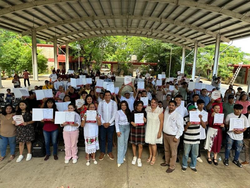 Más de siete mil personas de 15 años o más superan rezago educativo en Yucatán