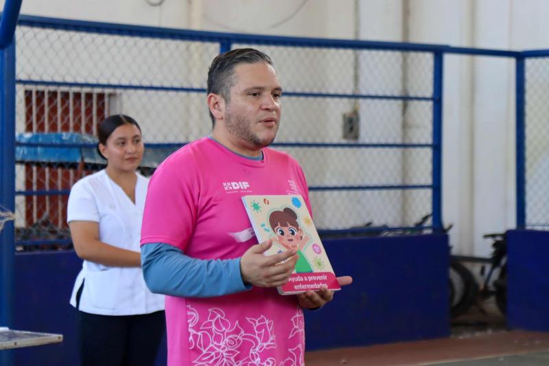 DIF Yucatán acerca orientación sobre lactancia y alimentación infantil a familias de Santa Elena