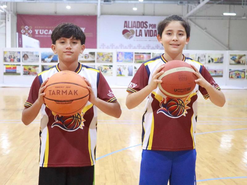 Harlem Globetrotters comparten la duela con niñas y niños yucatecos