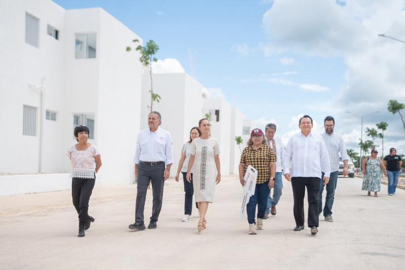 Guadalupe no alcanzaba el puntaje del Infonavit; hoy la Presidenta le entregó las llaves de su casa: 432 viviendas en Umán