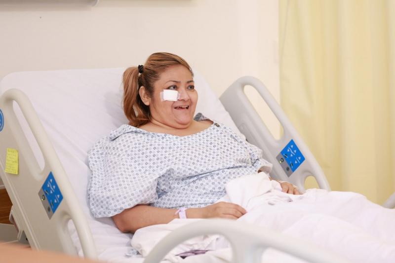 "Adiós cuchillos, venga robotito": Alejandra, la primera paciente operada del apéndice por un robot en el O’Horán, sin pagar un peso