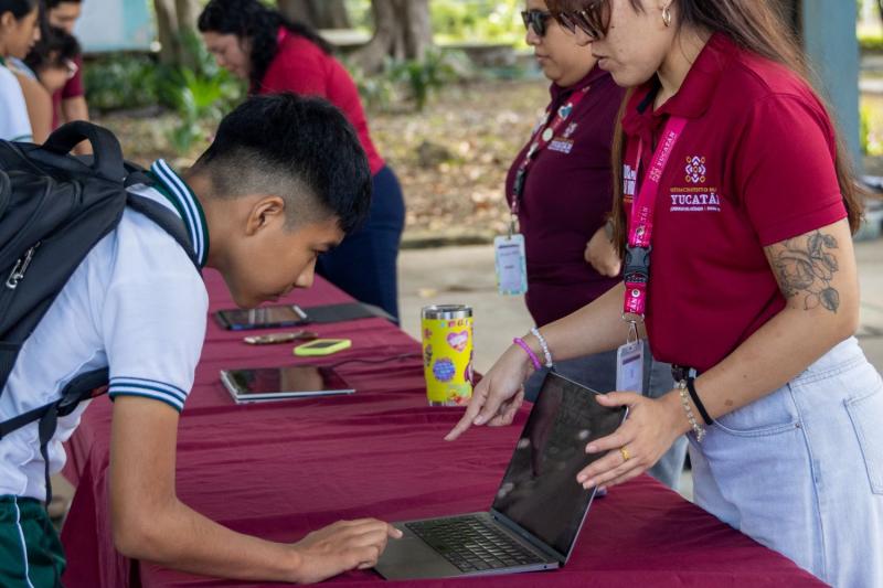Estudiantes de Motul crean "Comando Colmena" para prevenir riesgos digitales en su escuela