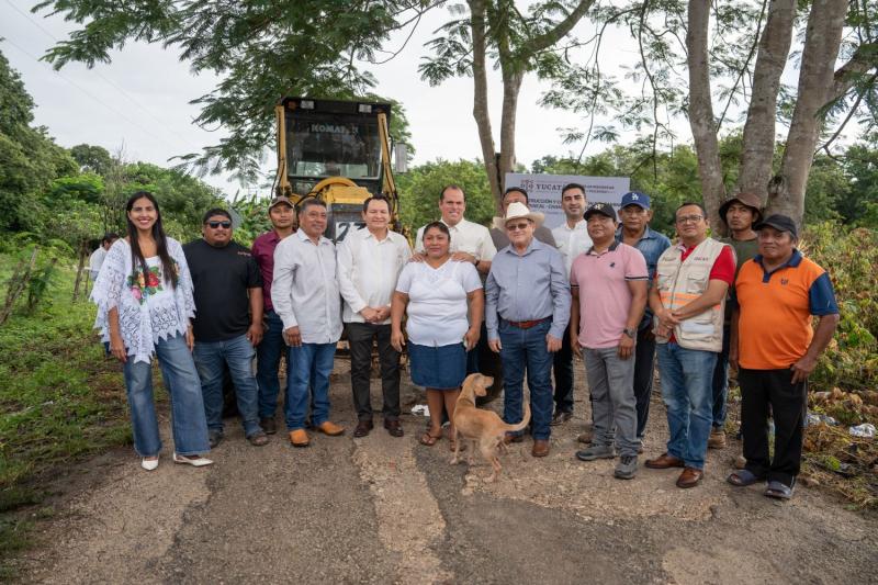 Llevaban 30 años pidiendo su camino; el Gobernador adelantó la obra casi tres semanas: arranca la reconstrucción Tixcancal-Chan Cenote-Trascorral, con 9 millones de pesos para 5,178 habitantes