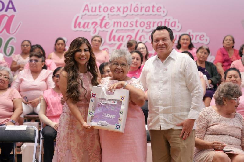 Después del cáncer, Fátima pidió a sus hijas tapar los espejos de su casa; 12 años después, a los 75, recibió su prótesis: el DIF entrega 100 kits al cierre de la Agenda Rosa