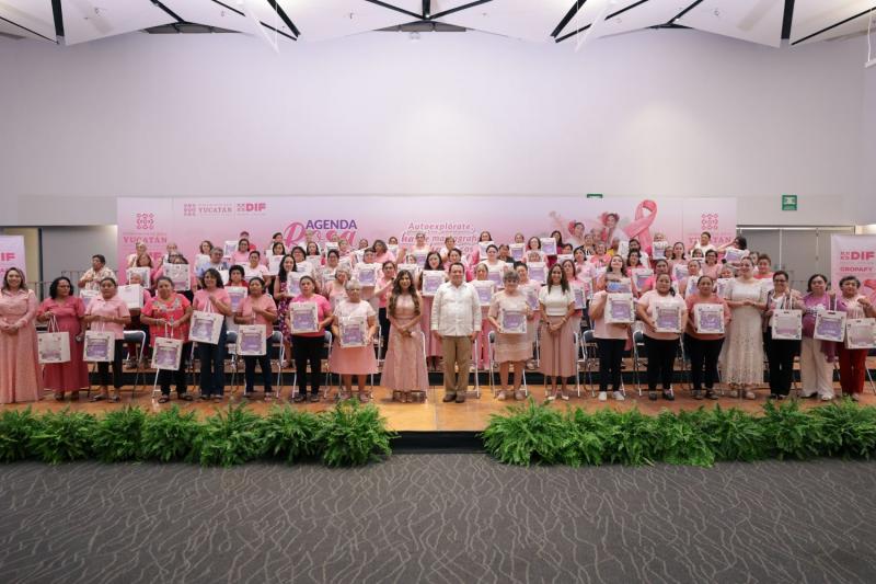Después del cáncer, Fátima pidió a sus hijas tapar los espejos de su casa; 12 años después, a los 75, recibió su prótesis: el DIF entrega 100 kits al cierre de la Agenda Rosa