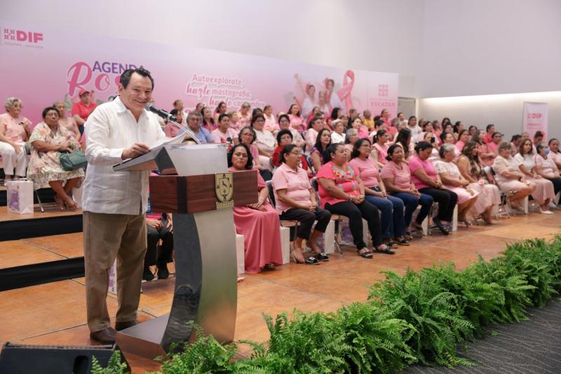 Después del cáncer, Fátima pidió a sus hijas tapar los espejos de su casa; 12 años después, a los 75, recibió su prótesis: el DIF entrega 100 kits al cierre de la Agenda Rosa