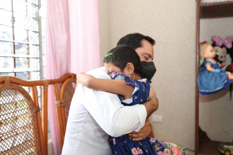 El Gobernador Mauricio Vila Dosal visita a niños con cáncer para llevarles apoyos del Programa de Apoyo para Pacientes con Cáncer del Hospital General 