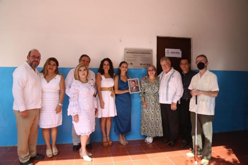 Clínica de Salud Visual del DIF Yucatán homenajea a Enrique Martín Figueroa Rochín