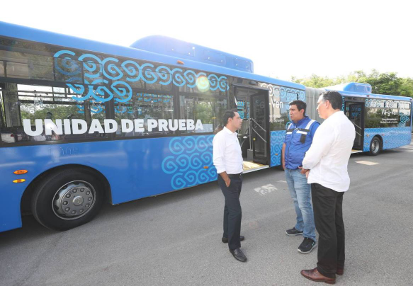 Presenta el Gobernador Mauricio Vila Dosal la unidad de prueba articulada que funcionaría para atender la alta demanda en la ruta Periférico del Sistema de transporte público "Va y ven"