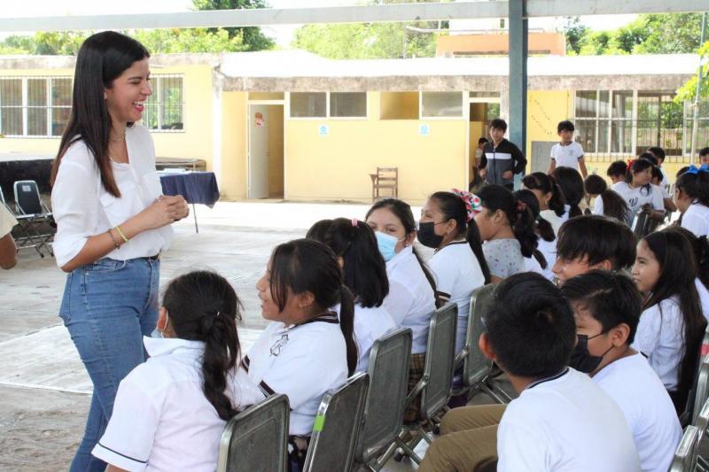 Con paquetes de útiles escolares, estudiantes del municipio de Tixpéual reciben el apoyo del Gobierno de Mauricio Vila Dosal