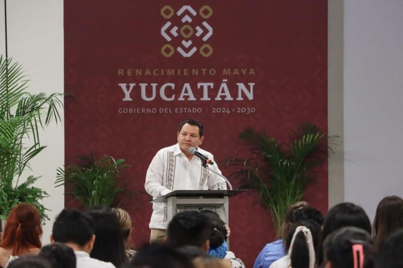 Entrega Gobernador Joaquín Díaz Mena plazas a 136 docentes yucatecos