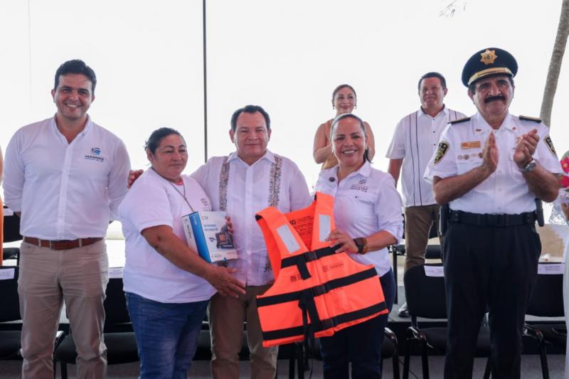 Gobernador Díaz Mena respalda a pescadoras y pescadores de Progreso