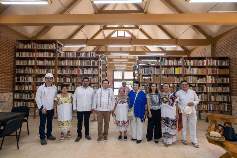 Gobernador Joaquín Díaz Mena entrega certificados de licenciatura e inaugura biblioteca en la Ubbjg de Valladolid